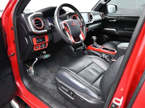 Used 2020 Toyota Tacoma Limited image 2