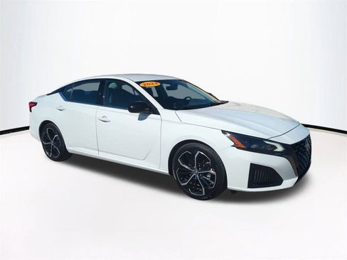 Used 2024 Nissan Altima 2.5 SR image 2