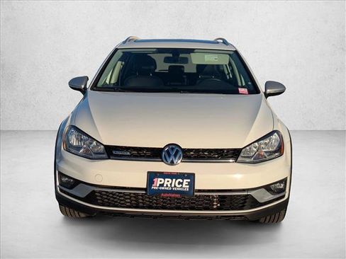 Used 2017 Volkswagen Golf SE image 2