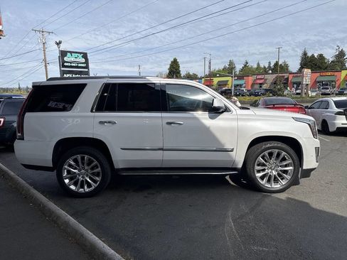Used 2018 Cadillac Escalade Luxury AWD/4WD image 7