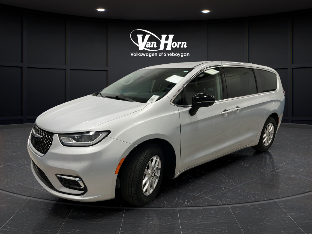 Used 2024 Chrysler Pacifica Touring-L FWD image 3