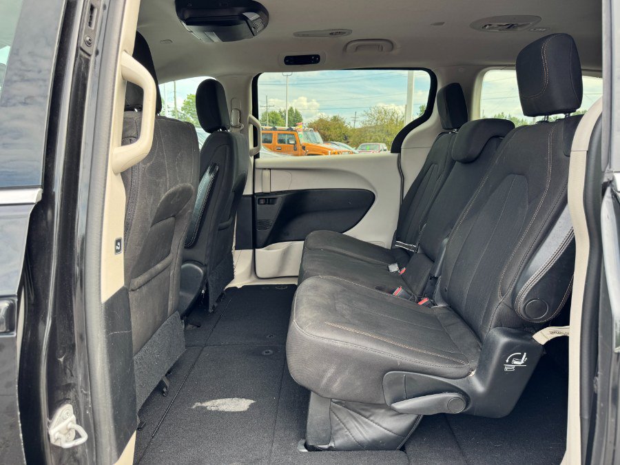 Used 2017 Chrysler Pacifica Touring FWD image 17