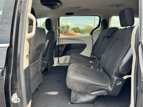 Used 2017 Chrysler Pacifica Touring FWD image 17