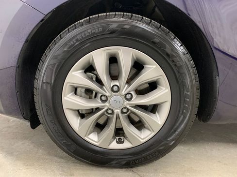 Used 2021 Kia Sedona LX image 18