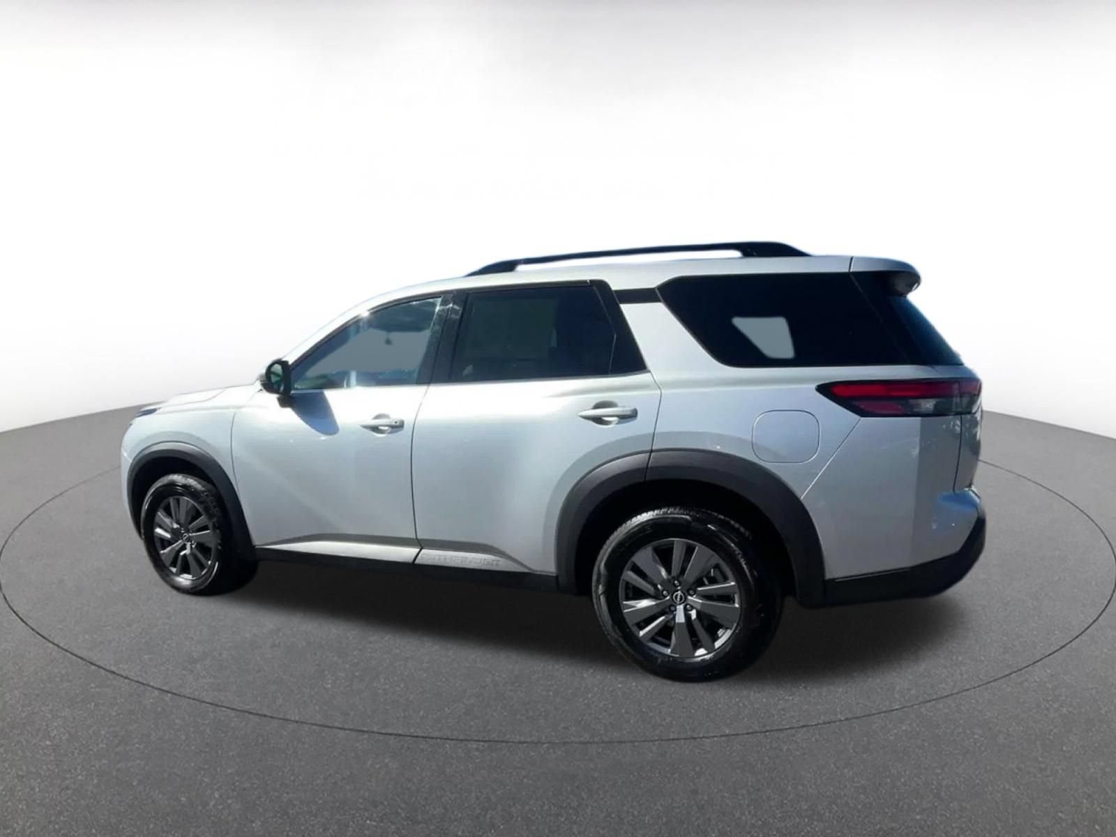 Used 2025 Nissan Pathfinder SV AWD/4WD image 9