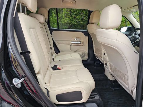 Used 2020 Mercedes-Benz GLB 250 w/ Premium Package image 28