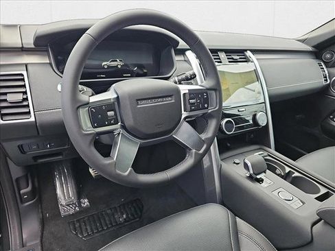 New 2025 Land Rover Discovery Dynamic SE image 18
