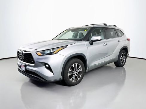 Used 2023 Toyota Highlander XLE FWD image 2