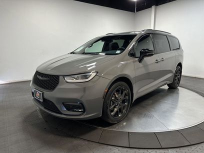 Used 2023 Chrysler Pacifica Limited w/ S Appearance Package