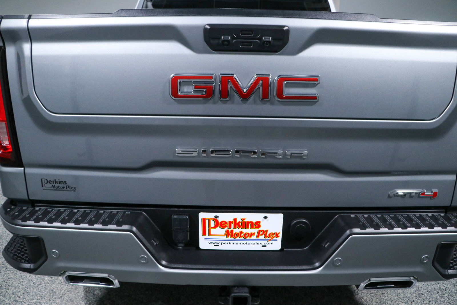 Used 2024 GMC Sierra 1500 AT4 w/ Technology Package AWD/4WD image 8