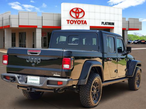 Used 2024 Jeep Gladiator Sport AWD/4WD image 4