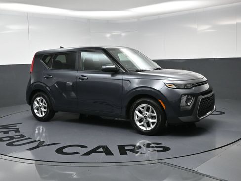 Used 2022 Kia Soul LX w/ Technology Package FWD image 2