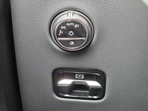 Used 2025 Mercedes-Benz GLC 300 image 23