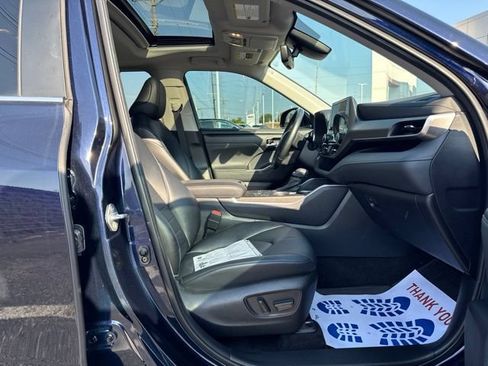 Used 2023 Toyota Highlander XLE FWD image 3
