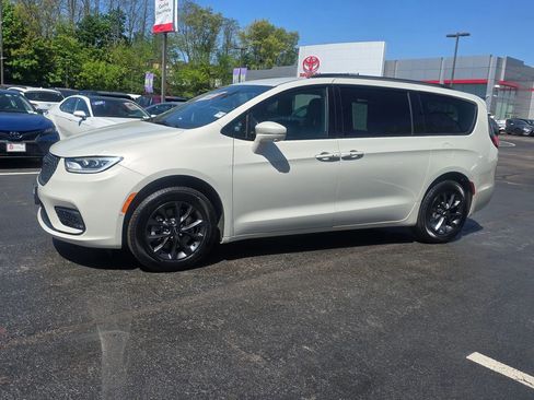 Used 2021 Chrysler Pacifica Touring-L w/ Premium & Safety Sphere Group AWD/4WD image 3