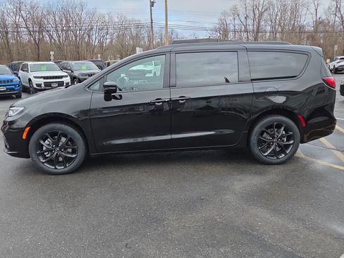 New 2026 Chrysler Pacifica Limited w/ S Appearance Package image 7