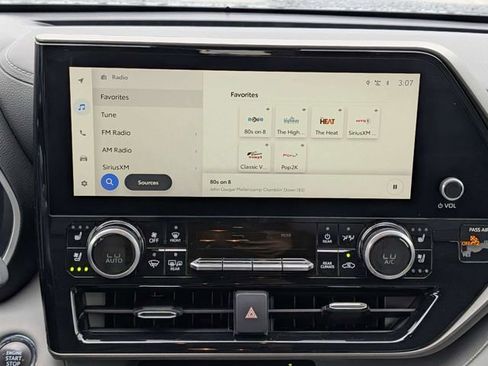 Used 2023 Toyota Highlander Limited FWD image 17