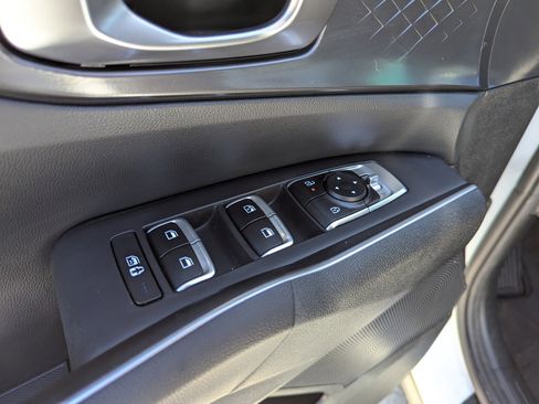 Used 2025 Kia Sorento LX image 18