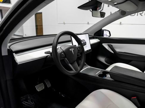 Used 2022 Tesla Model Y Performance AWD/4WD image 3