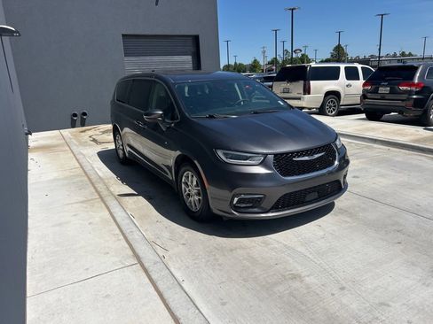 Used 2023 Chrysler Pacifica Touring-L FWD image 3