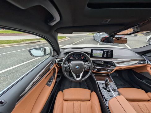 Used 2022 BMW 530i xDrive w/ Premium Package image 17