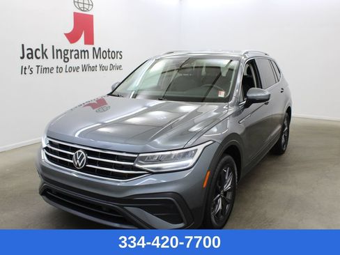 Used 2022 Volkswagen Tiguan SE FWD image 1