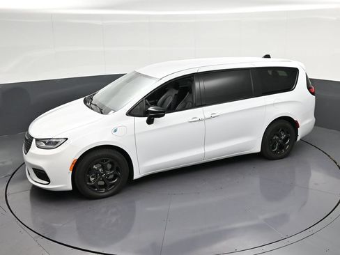Used 2024 Chrysler Pacifica Limited FWD image 27