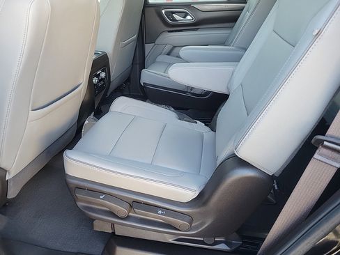 Used 2023 GMC Yukon SLT w/ SLT Luxury Package image 16