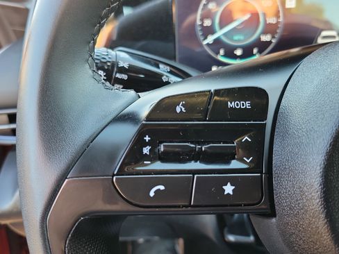 Certified 2025 Hyundai Elantra SEL image 7