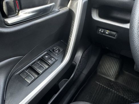 Used 2022 Toyota RAV4 XLE image 33