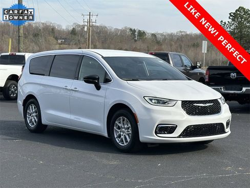 Used 2025 Chrysler Pacifica Select image 9