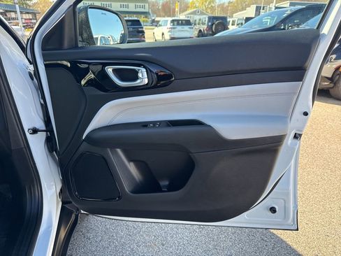 Used 2024 Jeep Compass Limited image 29