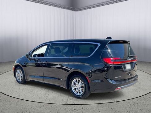 Used 2024 Chrysler Pacifica Touring-L FWD image 7