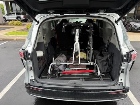Used 2024 Toyota Sienna Limited FWD image 12