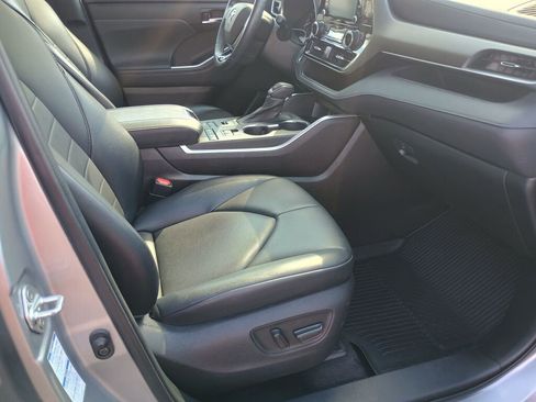 Used 2021 Toyota Highlander XLE image 23