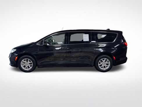 Used 2023 Chrysler Pacifica Touring-L FWD image 2