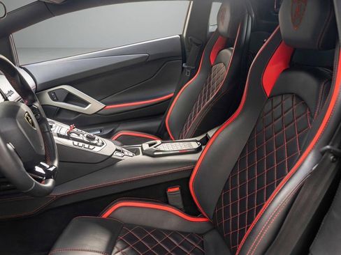 Used 2019 Lamborghini Aventador S AWD/4WD image 4