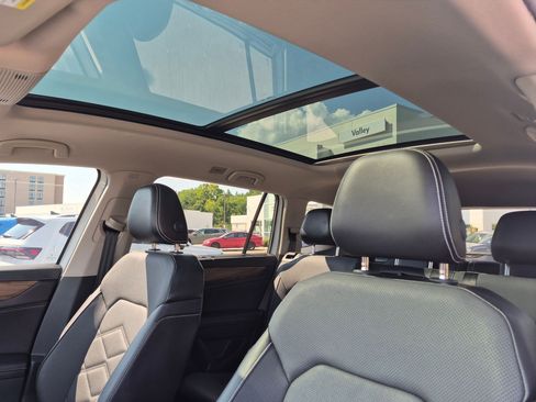 Used 2024 Volkswagen Atlas SE w/ Panoramic Sunroof Package FWD image 17