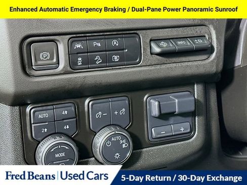 Used 2023 Chevrolet Suburban High Country image 12