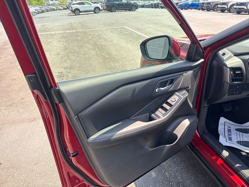 Used 2025 Nissan Rogue SV FWD image 11