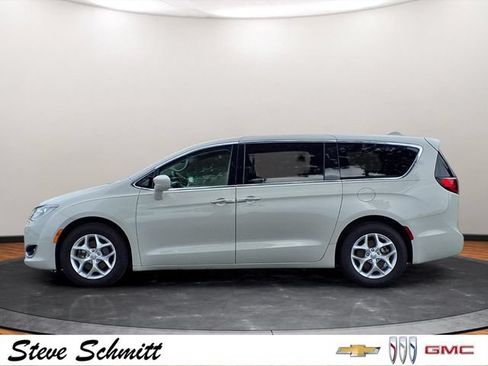 Used 2020 Chrysler Pacifica Touring w/ Tire & Wheel Group FWD image 2