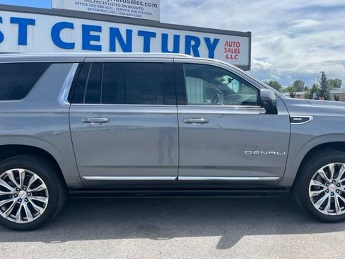 Used 2022 GMC Yukon XL Denali w/ Denali Premium Package AWD/4WD image 12