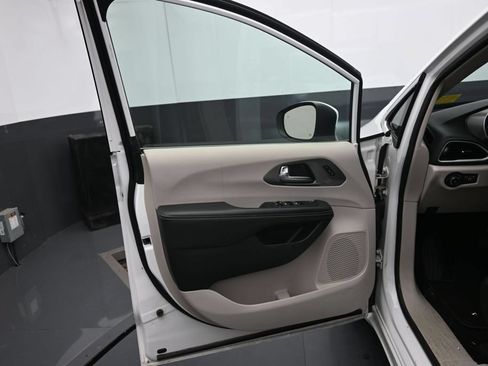 Used 2023 Chrysler Pacifica Touring-L FWD image 18