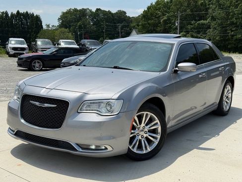 Used 2017 Chrysler 300 Limited w/ 300 Premium Group RWD image 3