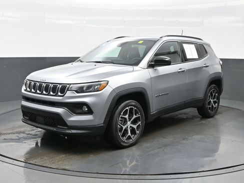 Used 2024 Jeep Compass Latitude AWD/4WD image 2