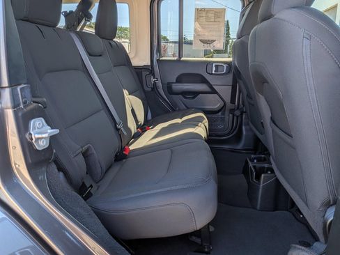 Used 2021 Jeep Wrangler Unlimited Sahara AWD/4WD image 8
