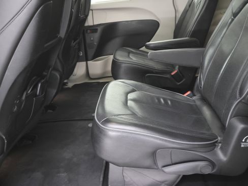 Used 2019 Chrysler Pacifica Limited w/ Tire & Wheel Group image 36