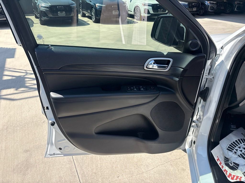 Used 2020 Jeep Grand Cherokee Altitude RWD image 10