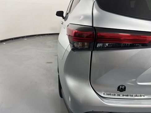 Used 2021 Toyota Highlander XLE AWD/4WD image 29