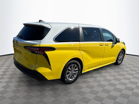 Used 2022 Toyota Sienna LE image 6